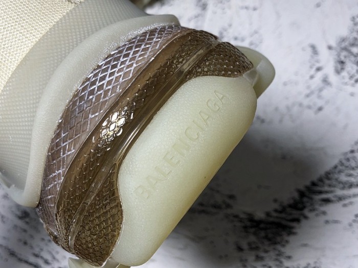 balen triple s trainers clear sole gold and white 541624 w09o1 9005