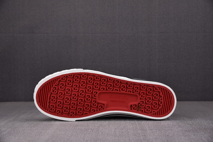 gu low top sneaker