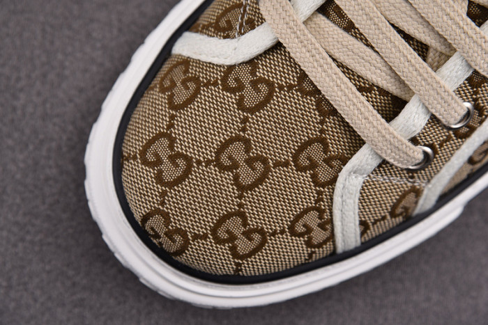 gu low top sneaker