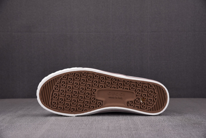 gu low top sneaker