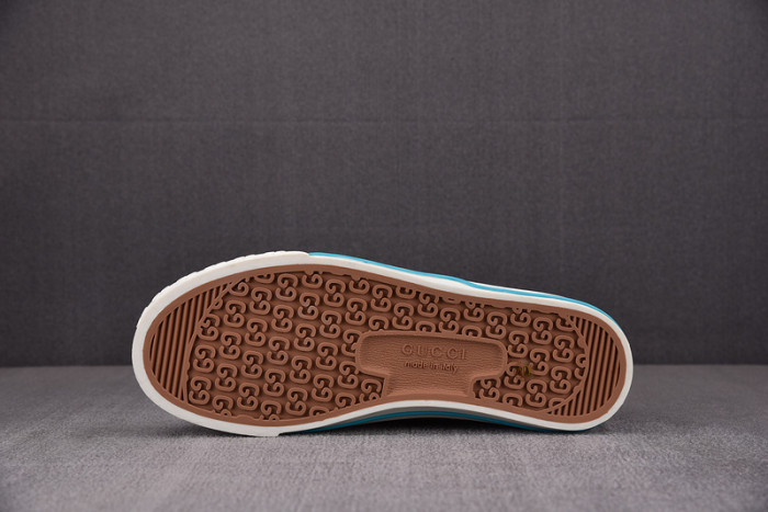gu low top sneaker