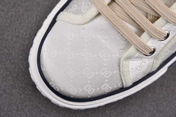 gu low top sneaker