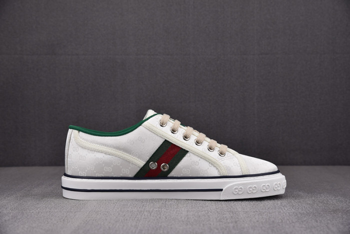 gu low top sneaker