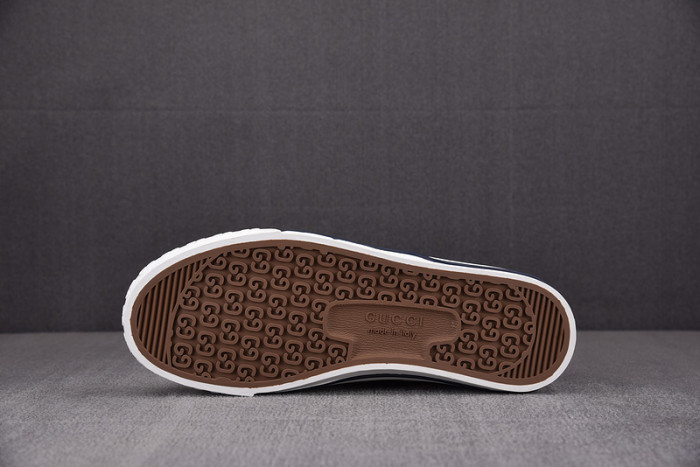 gu low top sneaker