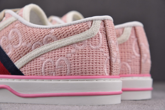 gu low top sneaker