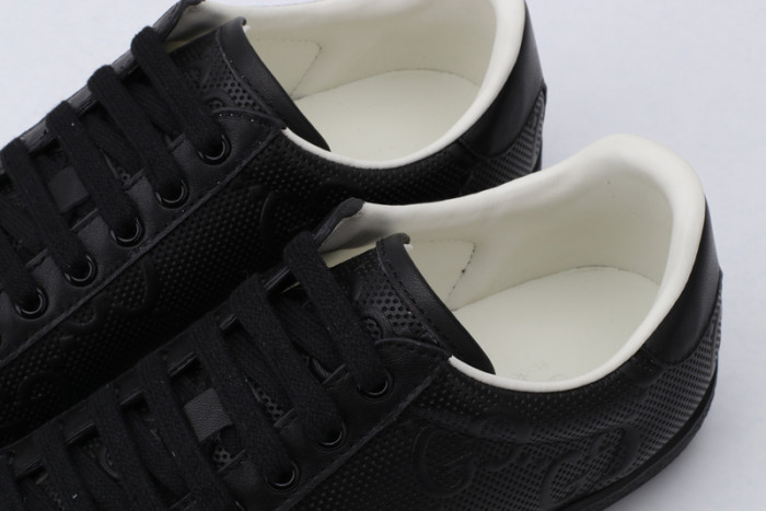 gu low top sneaker