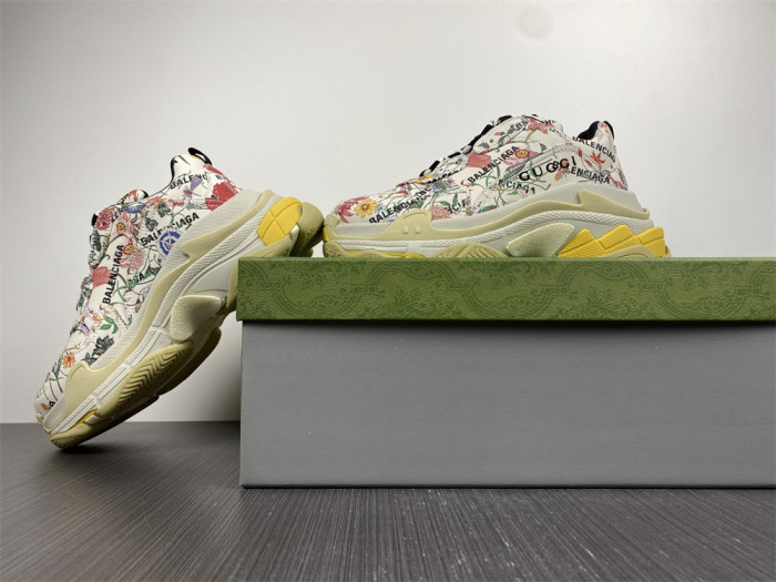 gu x balen the hacker project triple s flora print (w) 677195 ul110 8461