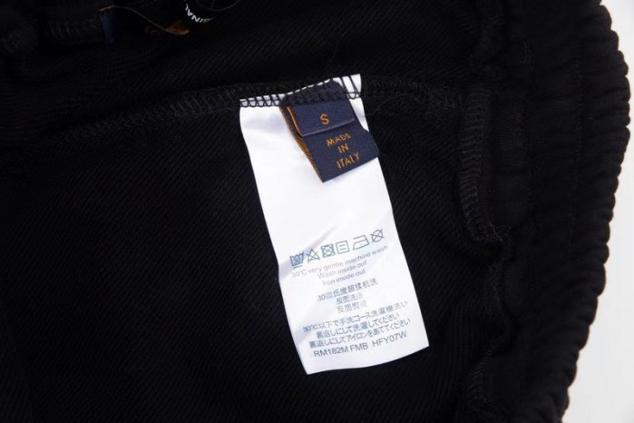 L1vv Short