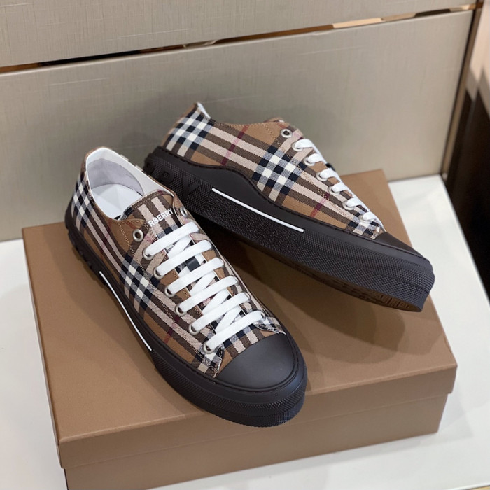 bur*berry sneakers