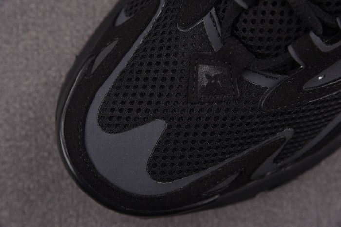 L1VV Sneakers