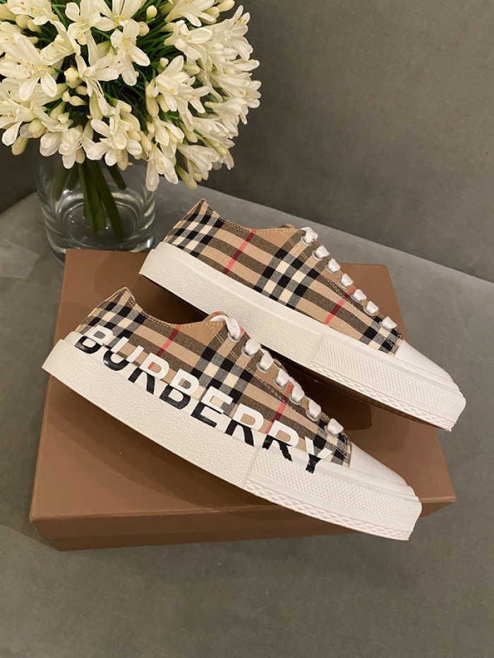 bur*berry sneakers