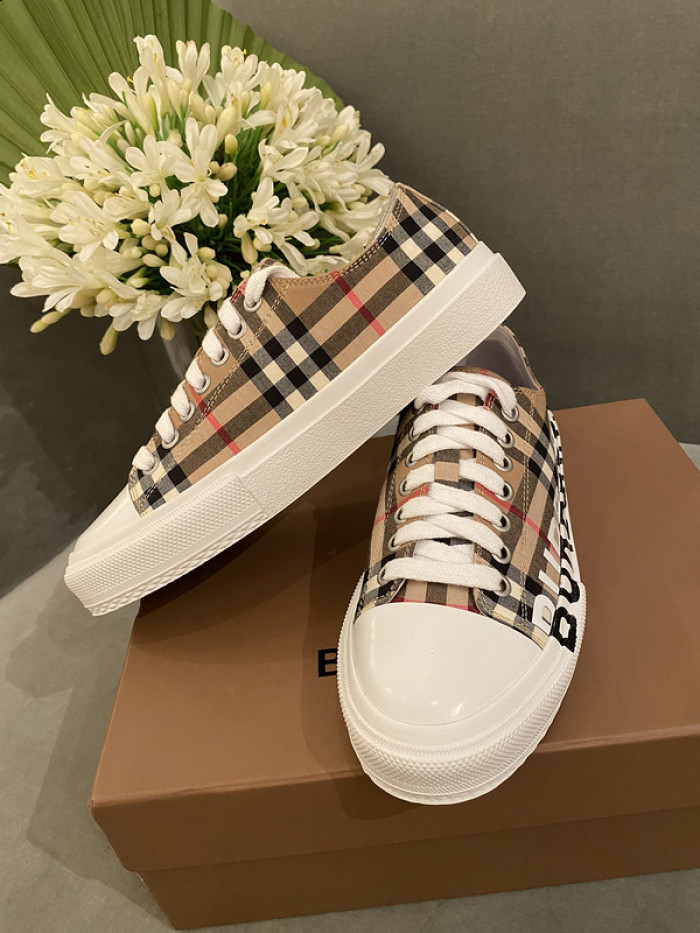 bur*berry sneakers