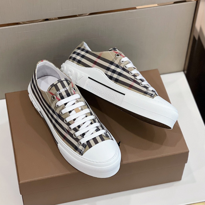 bur*berry sneakers
