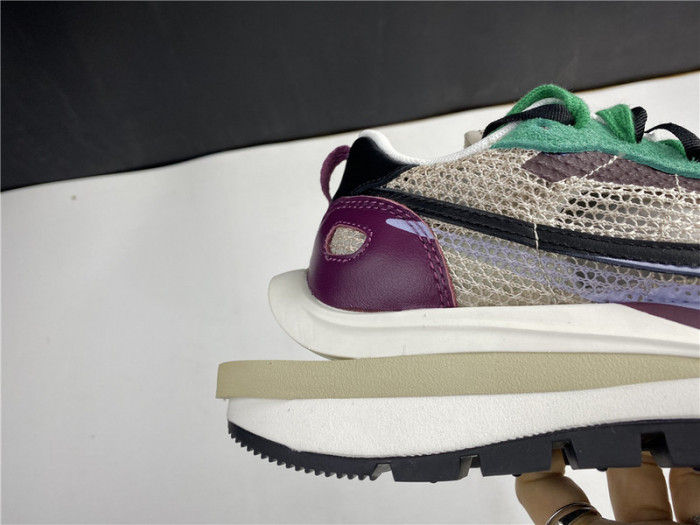 sacai x nike regasus vaporrly sp beige purplish red grass green bv0073-102