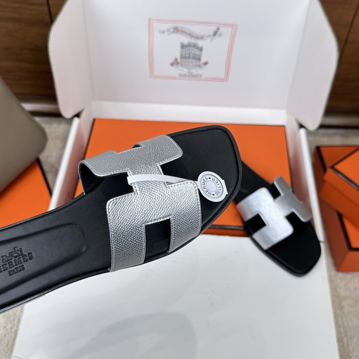 H**me5 Sandals