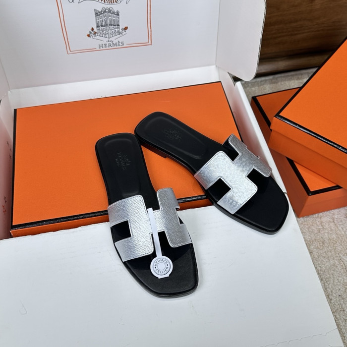 H**me5 Sandals