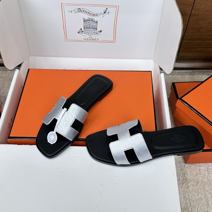 H**me5 Sandals