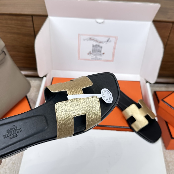 H**me5 Sandals