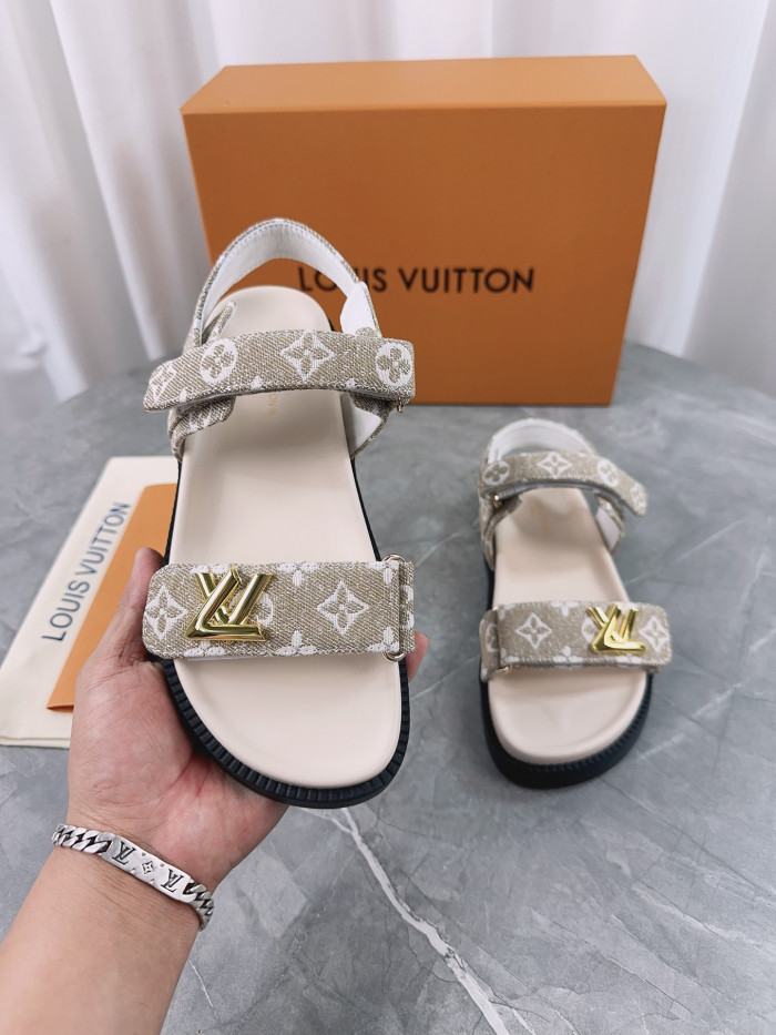 L1VV Flat Sandals