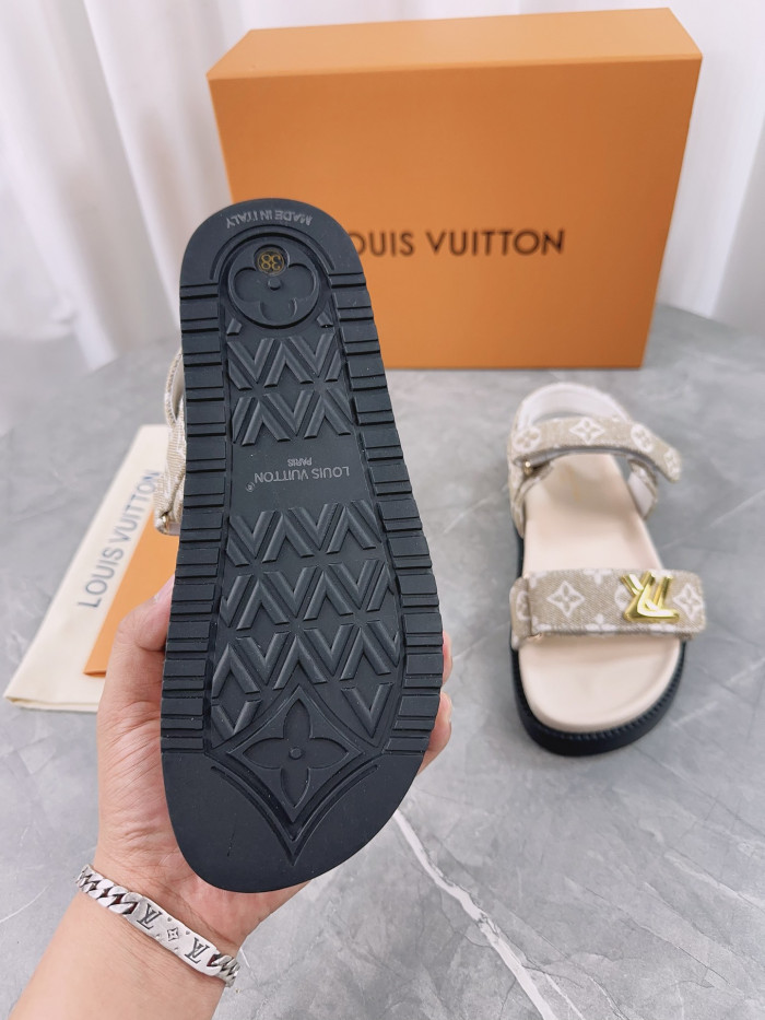 L1VV Flat Sandals