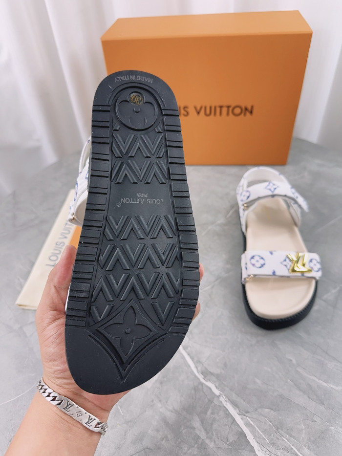L1VV Flat Sandals