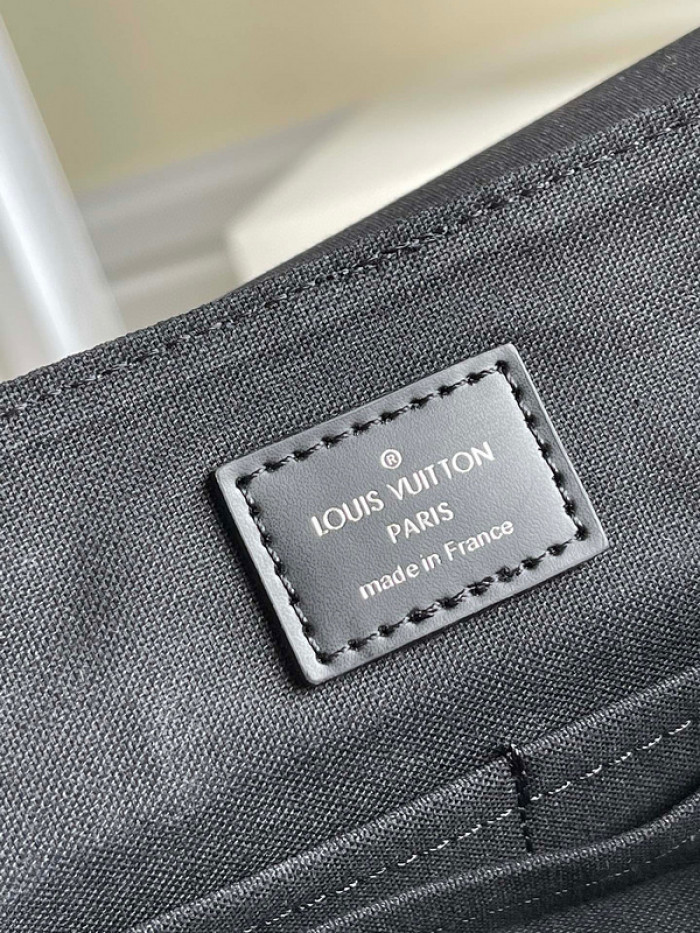 L1VV DISTRICT PM MESSENGER BAG-26 x 20 x 7 cm