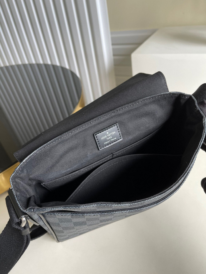 L1VV DISTRICT PM MESSENGER BAG-26 x 20 x 7 cm