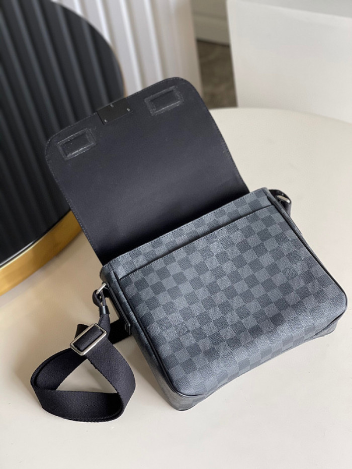 L1VV DISTRICT PM MESSENGER BAG-26 x 20 x 7 cm