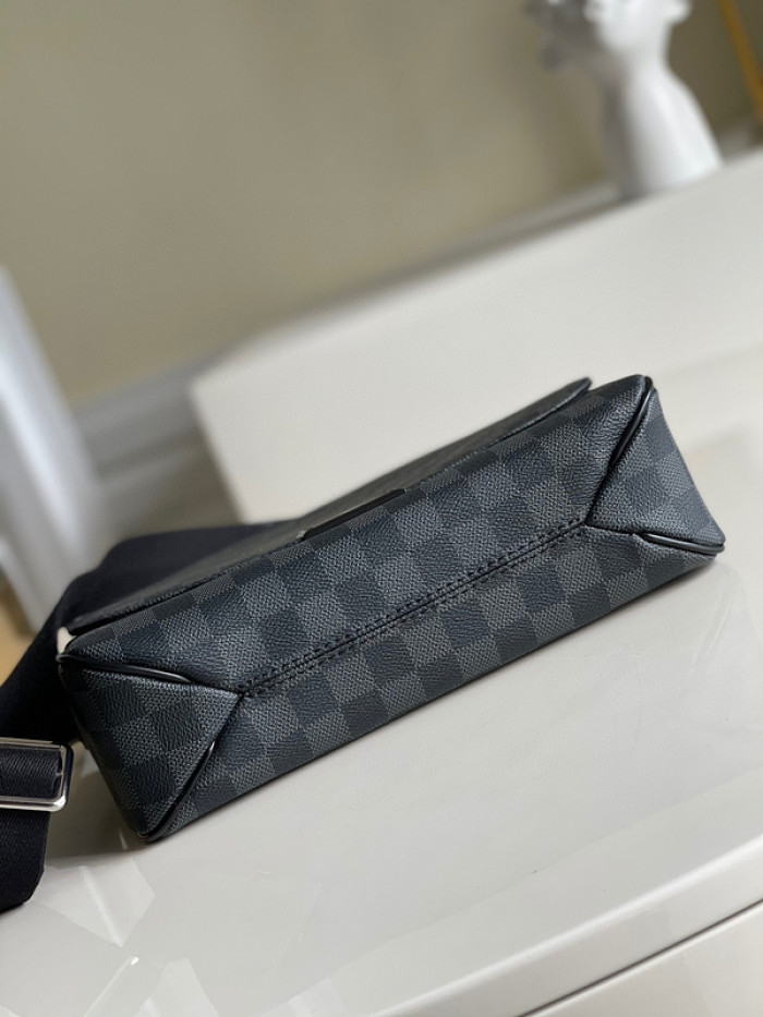 L1VV DISTRICT PM MESSENGER BAG-26 x 20 x 7 cm