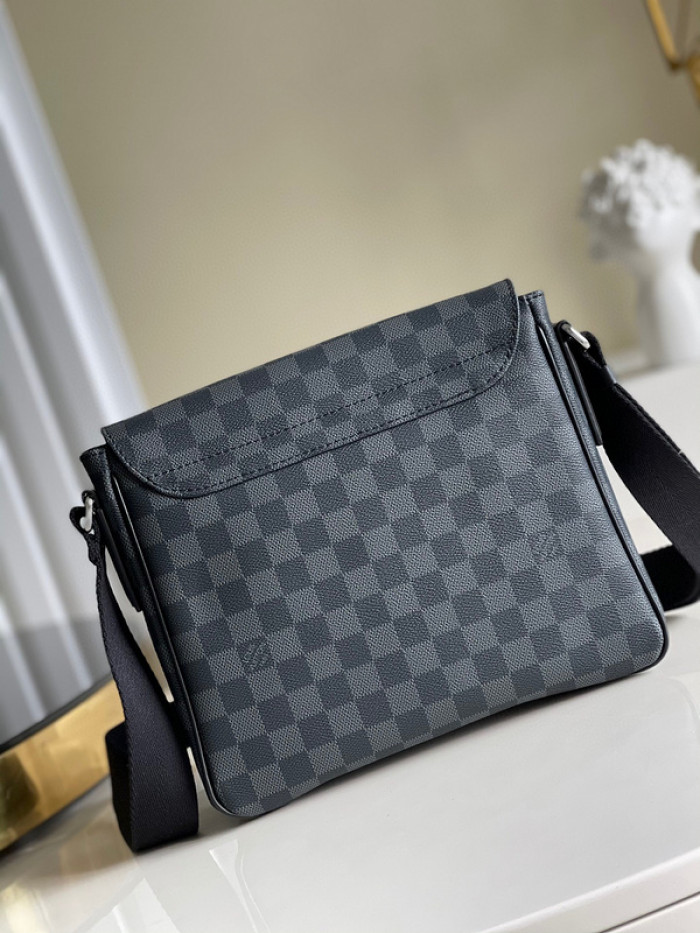 L1VV DISTRICT PM MESSENGER BAG-26 x 20 x 7 cm