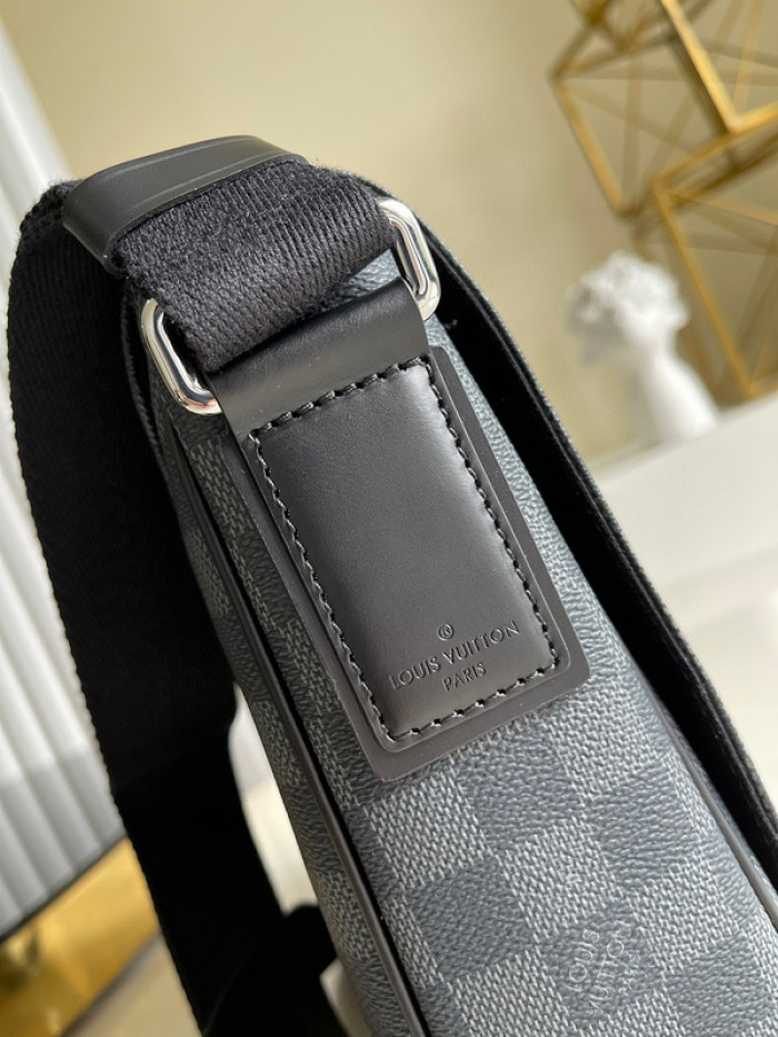 L1VV DISTRICT PM MESSENGER BAG-26 x 20 x 7 cm