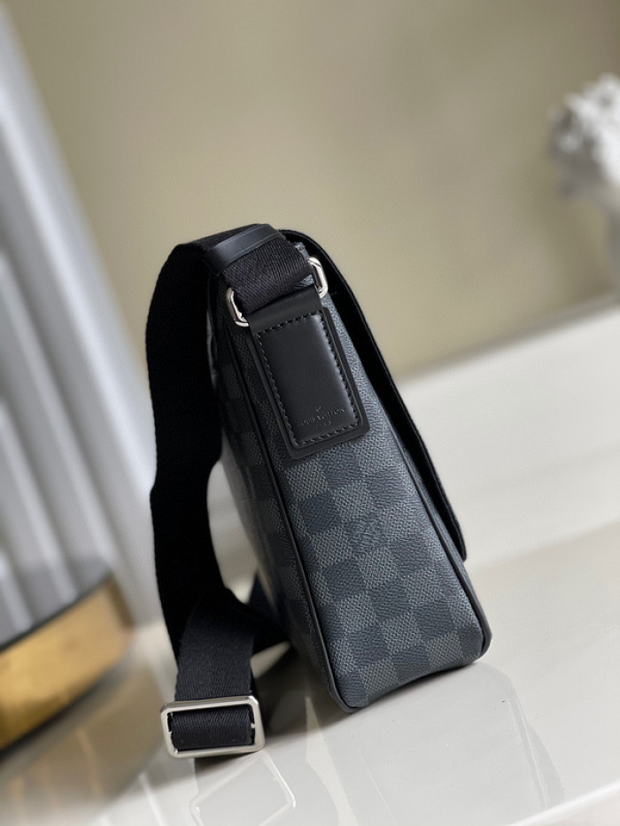 L1VV DISTRICT PM MESSENGER BAG-26 x 20 x 7 cm