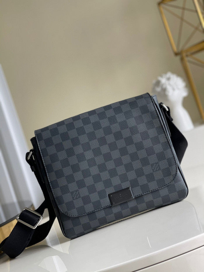 L1VV DISTRICT PM MESSENGER BAG-26 x 20 x 7 cm