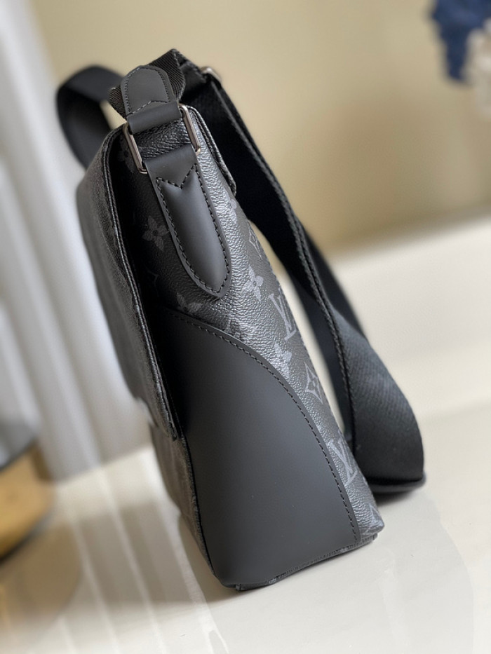 L1VV MESSENGER BAG-26 x 20 x 7 cm