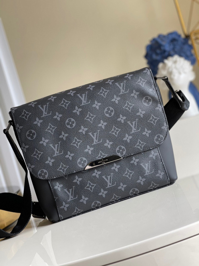 L1VV MESSENGER BAG-26 x 20 x 7 cm