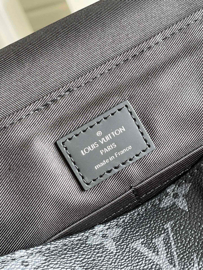 L1VV MESSENGER BAG-26 x 20 x 7 cm