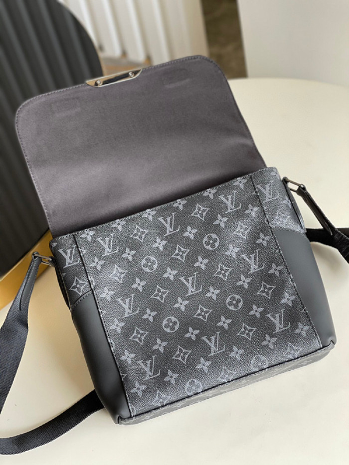 L1VV MESSENGER BAG-26 x 20 x 7 cm