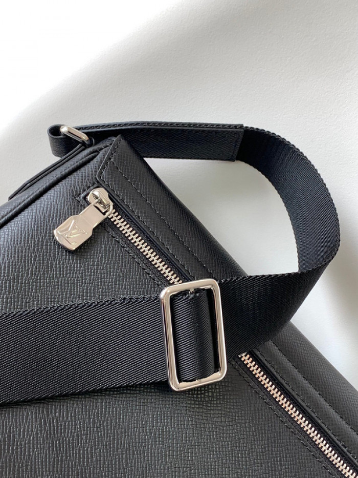 L1VV MESSENGER BAG-25*22*7cm