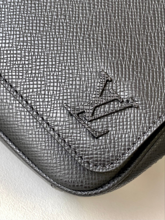 L1VV MESSENGER BAG-25*22*7cm